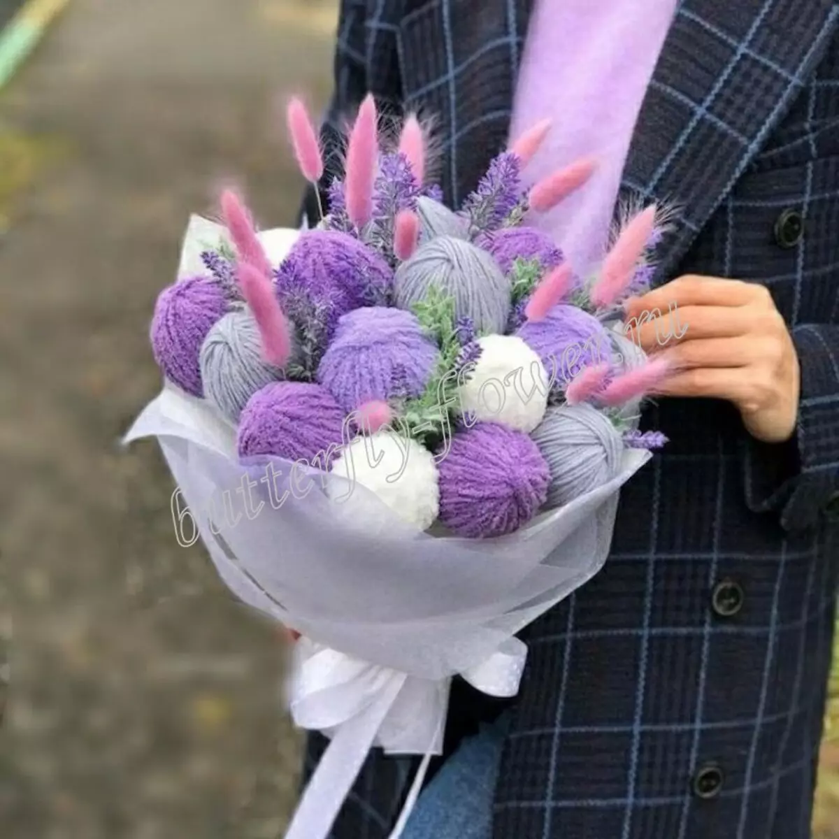 Bouquets ng sinulid (29 mga larawan): mula sa mga club para sa mga knitters. Paano ka gumawa ng palumpon para sa lola na hakbang-hakbang? Mga tagubilin para sa paglikha ng isang palumpon bilang regalo sa Marso 8 17375_6