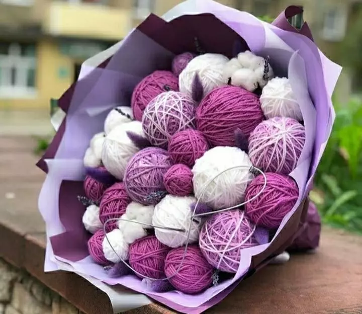 Bouquets of benang (29 poto): ti klub pikeun knitters. Kumaha anjeun damel karangan pikeun nini mundur? Pitunjuk pikeun nyiptakeun karangan salaku kado dina 8 Maret 17375_7