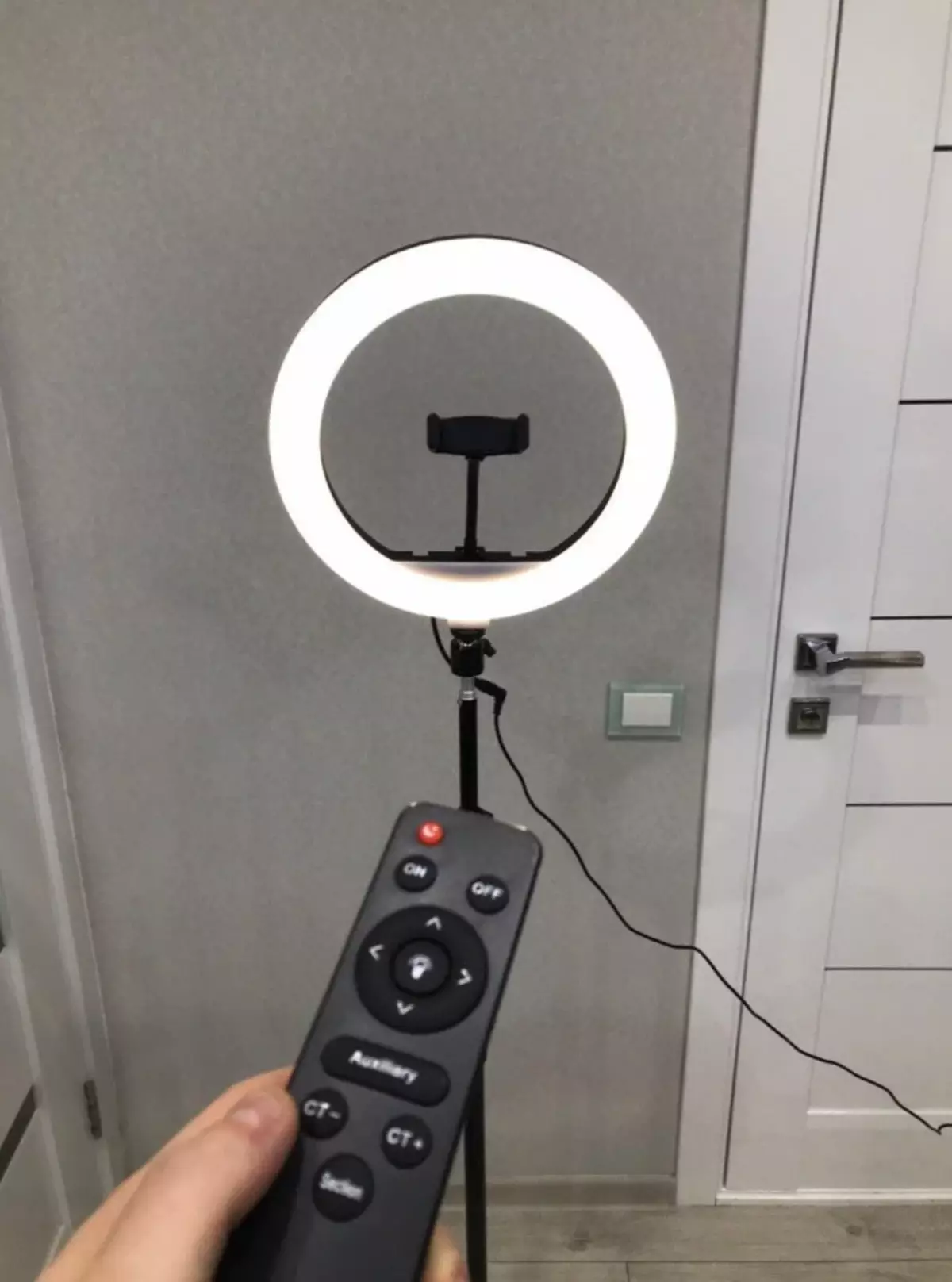 Ring lamp met remote control: hoe werk dit en hoe om dit te gebruik? Hoe om die lamp verbind? Modelle 32-36 en 54 cm met control panel vir Selfie, ander opsies 17403_2