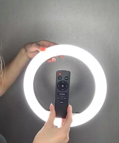 Ring lamp with remote control: how does it work and how to use it? How to connect the lamp? Models 32-36 and 54 cm with control panel for selfie, other options 17403_20