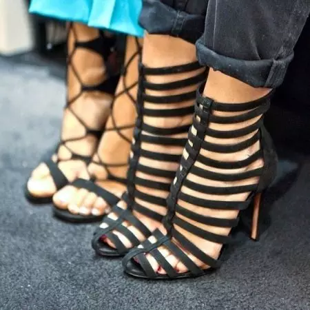 Black Heel Sandals (51 fotografií): Co nosit, semiš na tlustém a vysokém podpatku 1740_20