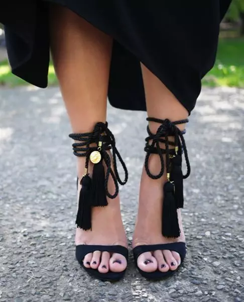 Black Heel Sandals (51 fotografií): Co nosit, semiš na tlustém a vysokém podpatku 1740_25