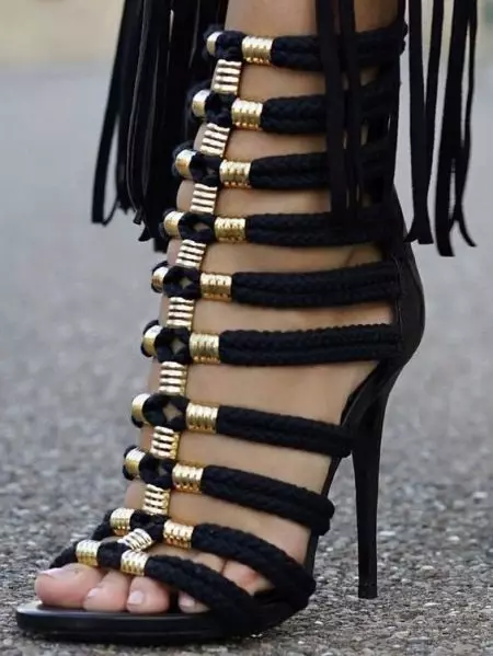 Black Heel Sandals (51 fotografií): Co nosit, semiš na tlustém a vysokém podpatku 1740_39