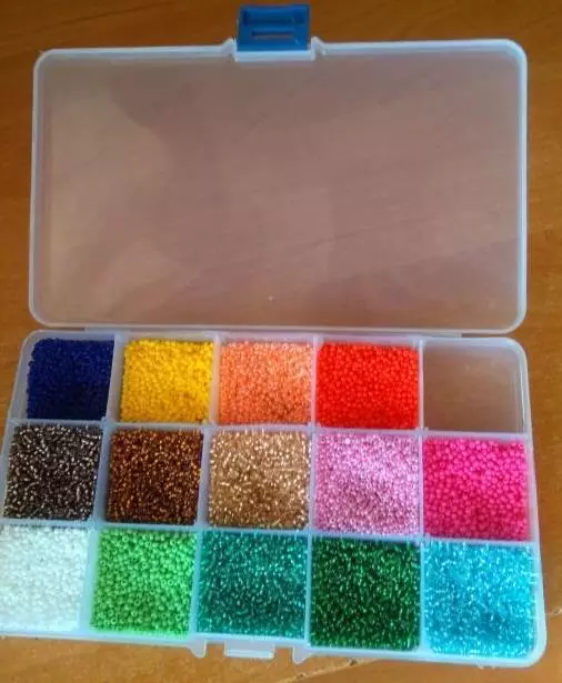 Perle arrangører: Lagringsstikker og tremønstre i form av en palett. Hvordan lage en beholder med egne hender? Er det praktisk å lagre perler i boksen? 17449_20