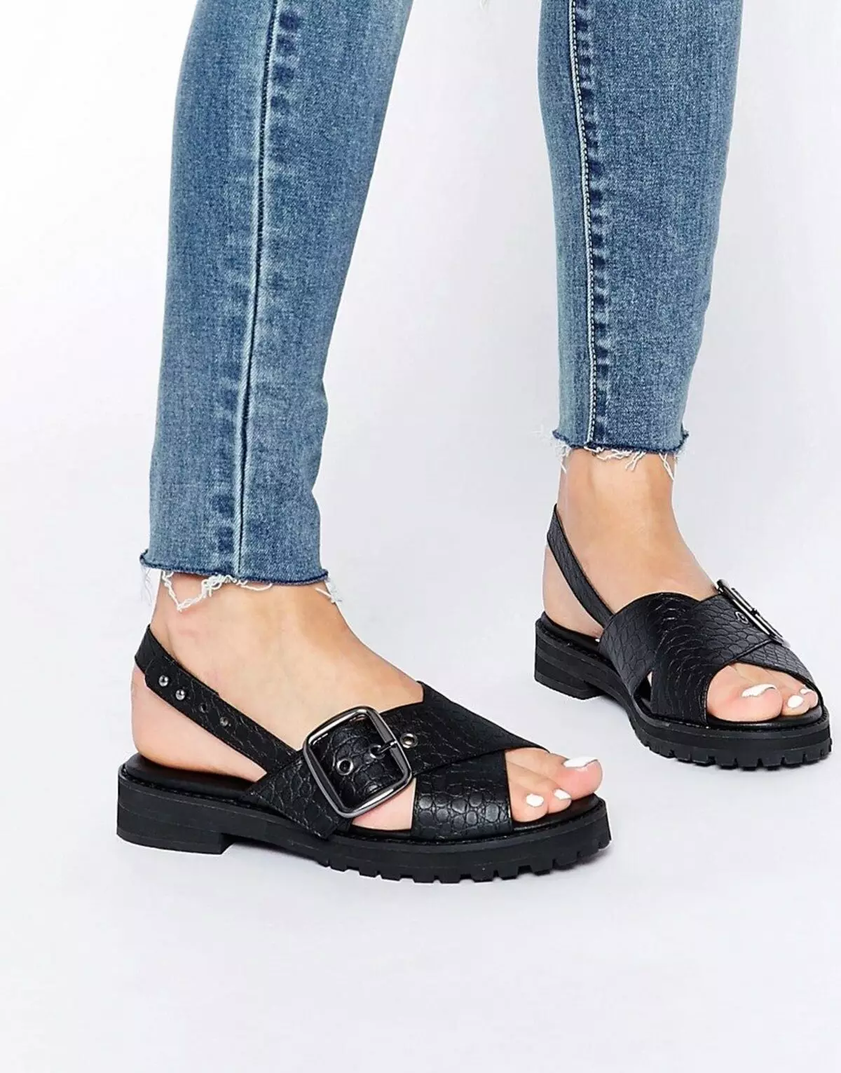 Tarakta tafin kafa sandals (76 photos): abin da ake kira, gaye bazara model a lokacin farin ciki da low soles, a kan wani sandan 2021 1745_75