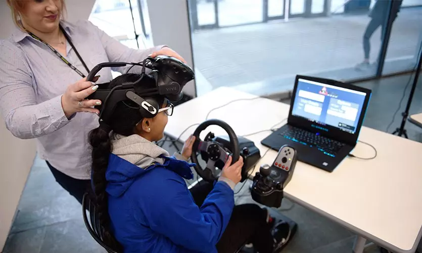 Vr драйвера. Виртуальная реальность для водителей. VR вождение. Тренажер ВР для вождения. Тестирование VR.