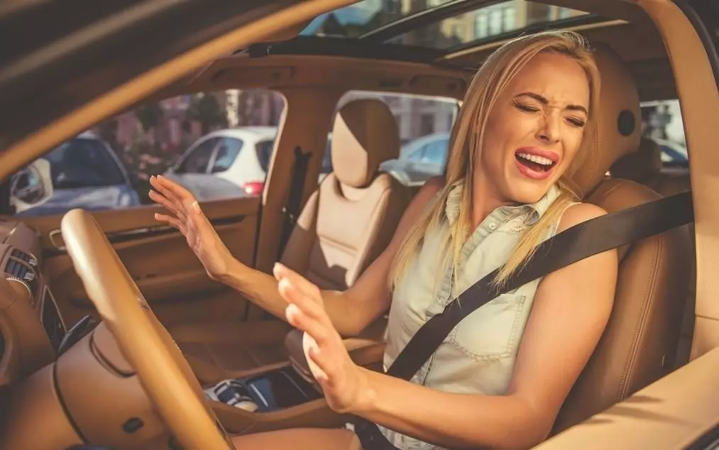 AMAXOPHOBIA: Hoe een nieuwe vrouw winnen om de angst om een ​​auto te overwinnen? Hoe Fear Ride met de auto na een ongeluk overwinnen? 17524_4