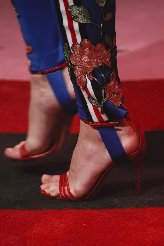 Gucci sandaler (20 bilder): GUCCI 2021 modeller på plattformen 1758_7