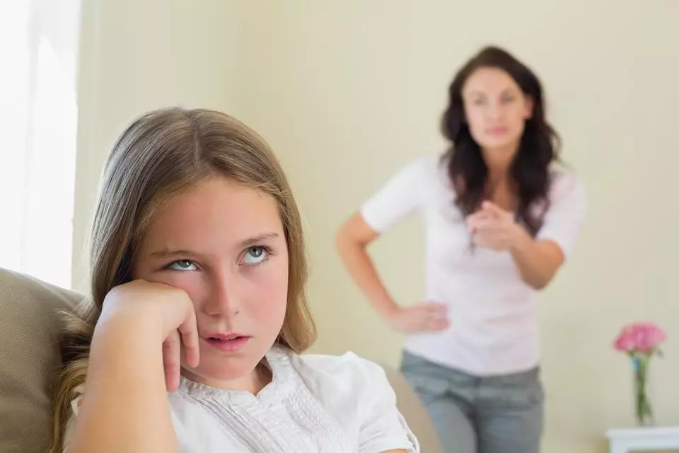 Dcéra nenávidí matku: Čo robiť s nenávisťou dospelej dcéry a teenager? Príčiny 17671_4