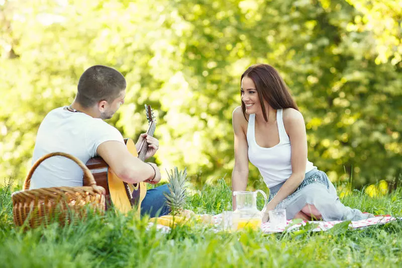 ¿Cómo y dónde invitar a una chica en una cita? ¿Cómo llamar a la primera cita, para que no pudiera rechazar? ¿Qué frases hermosas y originales se pueden decir por teléfono? 17688_14