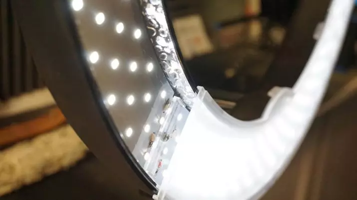 Lămpi de inel pentru artiști de machiaj: Cum de a alege o lampă cu LED-uri rotunde? Lămpi circulare pe un trepied, pentru oglinzi și altele 17771_17