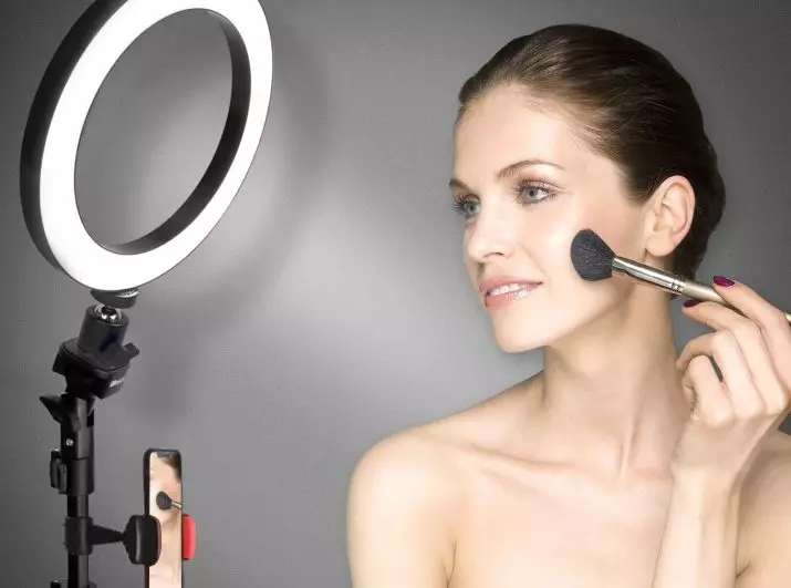 Ringelamper til makeup-kunstner: Sådan vælger du en rund LED-lampe? Cirkulære lamper-ringe på et stativ, til spejle og andre 17771_18