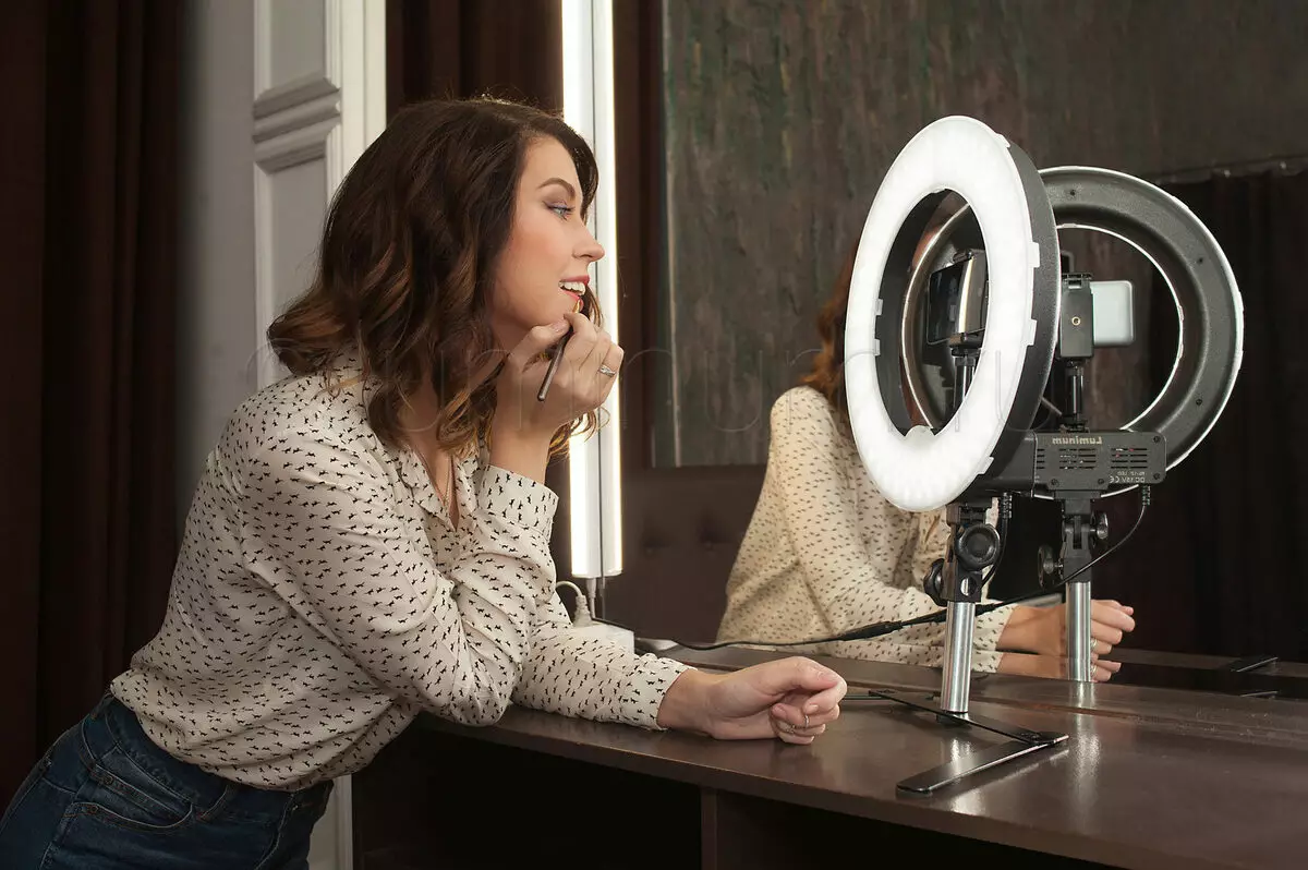 Ring lampy pro make-up umělce: Jak si vybrat kulatou LED lampu? Kruhové lampy na stativu, pro zrcadla a ostatní 17771_28