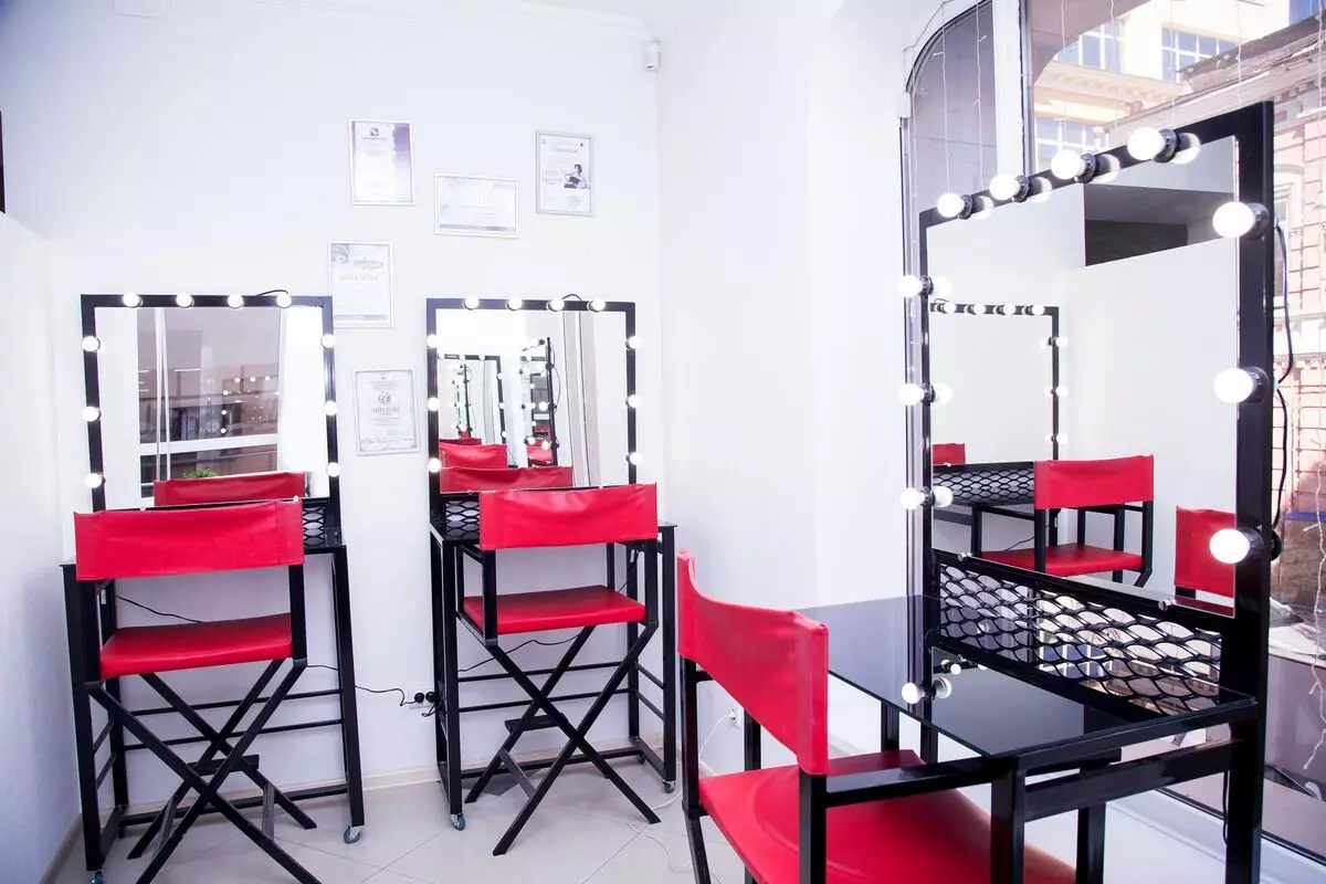 Makeup workshop (42 mga larawan): Cabinet Design House, Stand at iba pang kinakailangang make-up furniture 17774_18