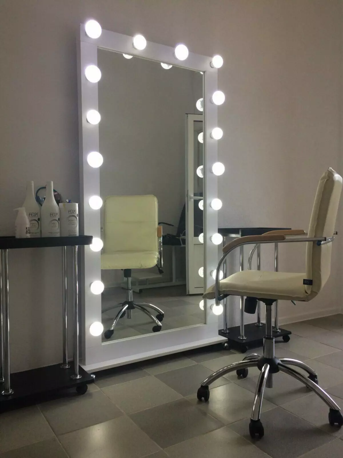 Makeup töökoda (42 fotot): kabineti disainimaja, seista ja muud vajalikud make-up mööbel 17774_29