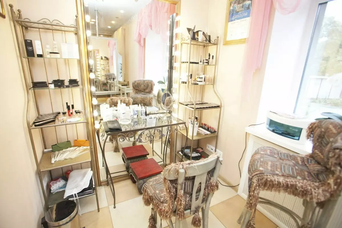 Makeup Workshop (42 Fotos): Kabinett Design Haus, Stand und andere Erforderliche Make-up-Möbel 17774_5