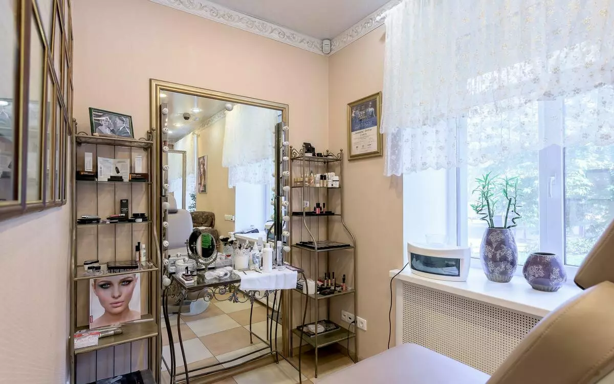 Makeup töökoda (42 fotot): kabineti disainimaja, seista ja muud vajalikud make-up mööbel 17774_8