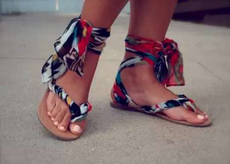 Sandali Estate 2021 (112 foto): Tendenze della moda dei sandali delle donne su un cuneo, tacco spesso e basso andare 1782_56