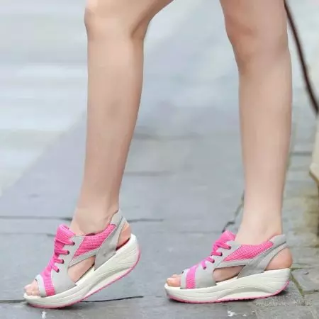 Sandaler Sommer 2021 (112 Bilder): Motetrender av kvinners sandaler på en kile, tykk hæl og lavt gå 1782_60