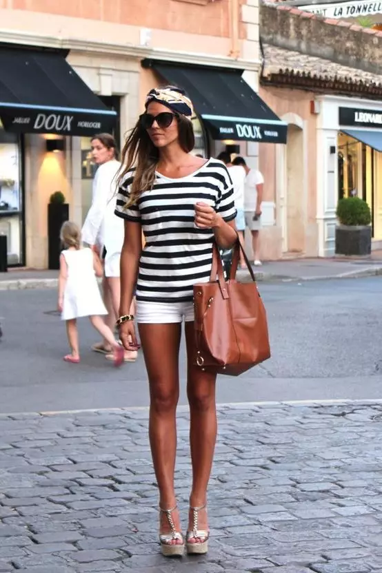 Сандали Лято 2021 (112 снимки): Модни тенденции за дамски сандали в клин, дебел ток и ниско вървят 1782_73