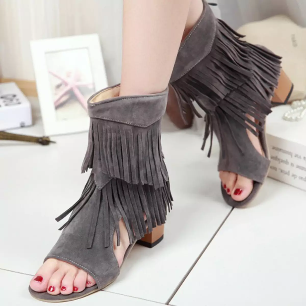 Bukak Boots tungkak (57 foto): Sandal kaos lan tumit 1790_16