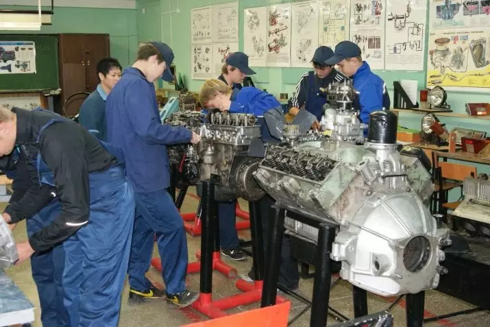 DVS-stuurprogramma: wat is het werk van de bestuurder van interne verbrandingsmotoren, verantwoordelijkheden volgens ETK's, professionele standaard en training 17976_4
