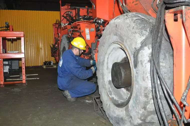 Machinist PDM: Dmirijiet tax-xogħol fil-ħidma mal-magna tat-tagħbija u l-kunsinna, ir-rekwiżiti tal-kwalifiki għall-parteċipanti u l-professjonisti 17977_6