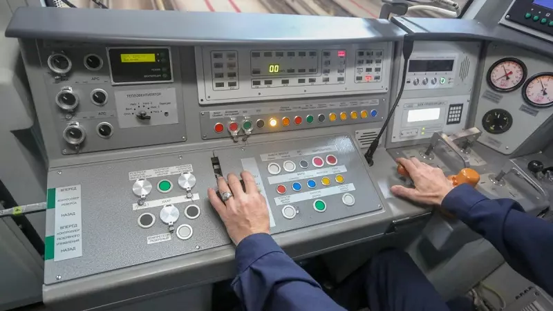 मेट्रो ड्राइवर: बिजली की ट्रेन, प्रशिक्षण पेशे, आवश्यकताओं और जिम्मेदारियों में सबवे में वेतन और कार्य की विशेषताएं 17988_4