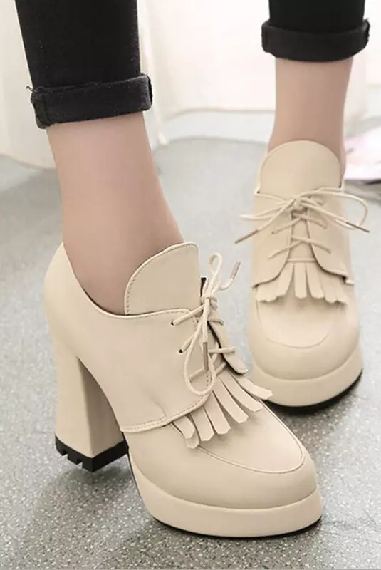 Botas de tobillo beige (63 fotos): Qué usar modelos de invierno en un talón 1798_25