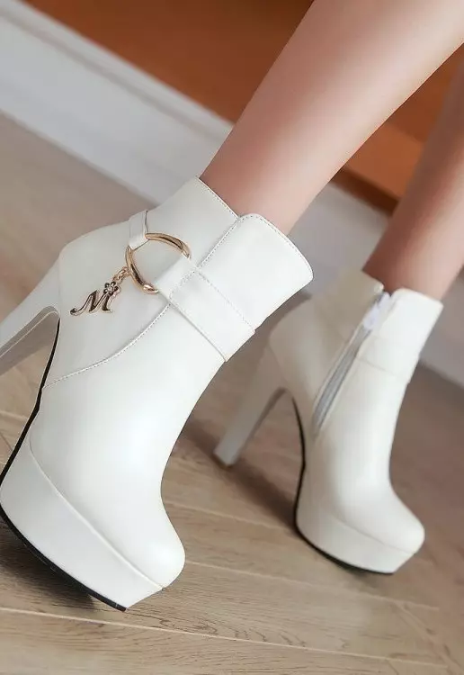 Botas de tobillo beige (63 fotos): Qué usar modelos de invierno en un talón 1798_26