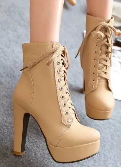 Botas de tobillo beige (63 fotos): Qué usar modelos de invierno en un talón 1798_28