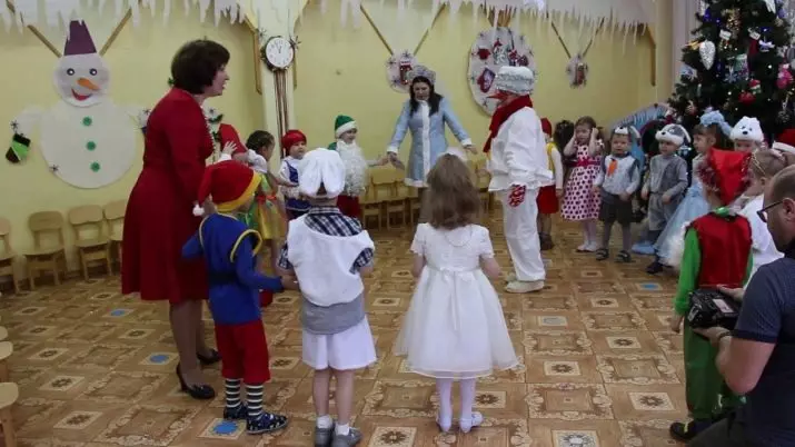 Kompetisies en speletjies vir kinders vir die nuwe jaar: Nuwejaar se snaakse kinderspele by die huis naby die Kersboom, snaaksverhuising en speletjies met take op die straat 18043_10