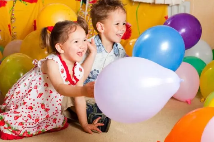 Kompetisies en speletjies vir kinders vir die nuwe jaar: Nuwejaar se snaakse kinderspele by die huis naby die Kersboom, snaaksverhuising en speletjies met take op die straat 18043_17