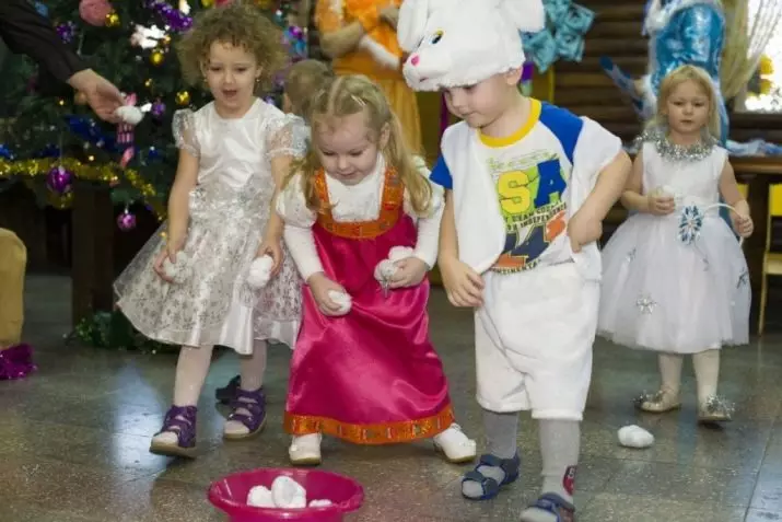 Kompetisies en speletjies vir kinders vir die nuwe jaar: Nuwejaar se snaakse kinderspele by die huis naby die Kersboom, snaaksverhuising en speletjies met take op die straat 18043_22