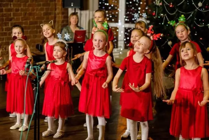 Kompetisies en speletjies vir kinders vir die nuwe jaar: Nuwejaar se snaakse kinderspele by die huis naby die Kersboom, snaaksverhuising en speletjies met take op die straat 18043_23