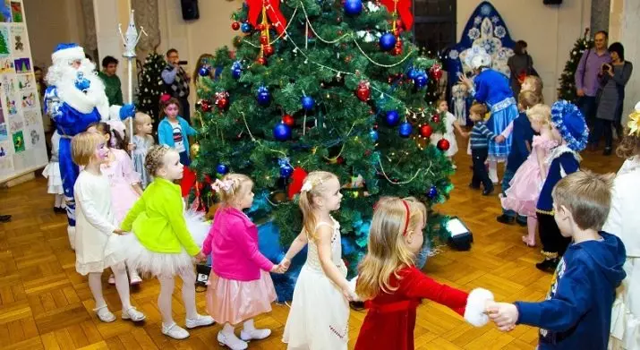 Kompetisies en speletjies vir kinders vir die nuwe jaar: Nuwejaar se snaakse kinderspele by die huis naby die Kersboom, snaaksverhuising en speletjies met take op die straat 18043_24