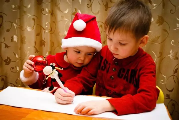 Kompetisies en speletjies vir kinders vir die nuwe jaar: Nuwejaar se snaakse kinderspele by die huis naby die Kersboom, snaaksverhuising en speletjies met take op die straat 18043_28