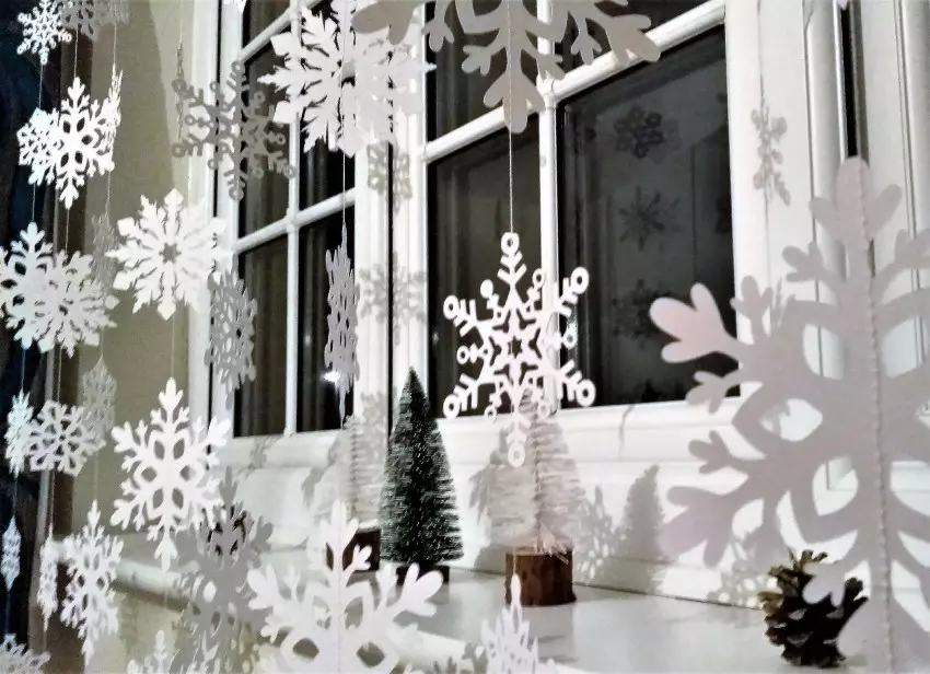 Kuidas kaunistada aknad uue aasta jaoks? Me kaunistame uue aasta joonistused guašš ja teiste kaunistamise, kirjutades maali ja mustrid tõmmatud hambapasta 18063_14