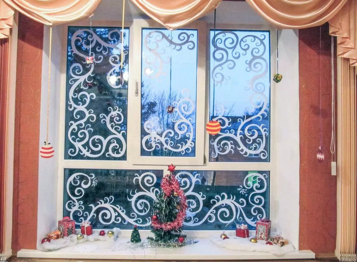 Kuidas kaunistada aknad uue aasta jaoks? Me kaunistame uue aasta joonistused guašš ja teiste kaunistamise, kirjutades maali ja mustrid tõmmatud hambapasta 18063_63
