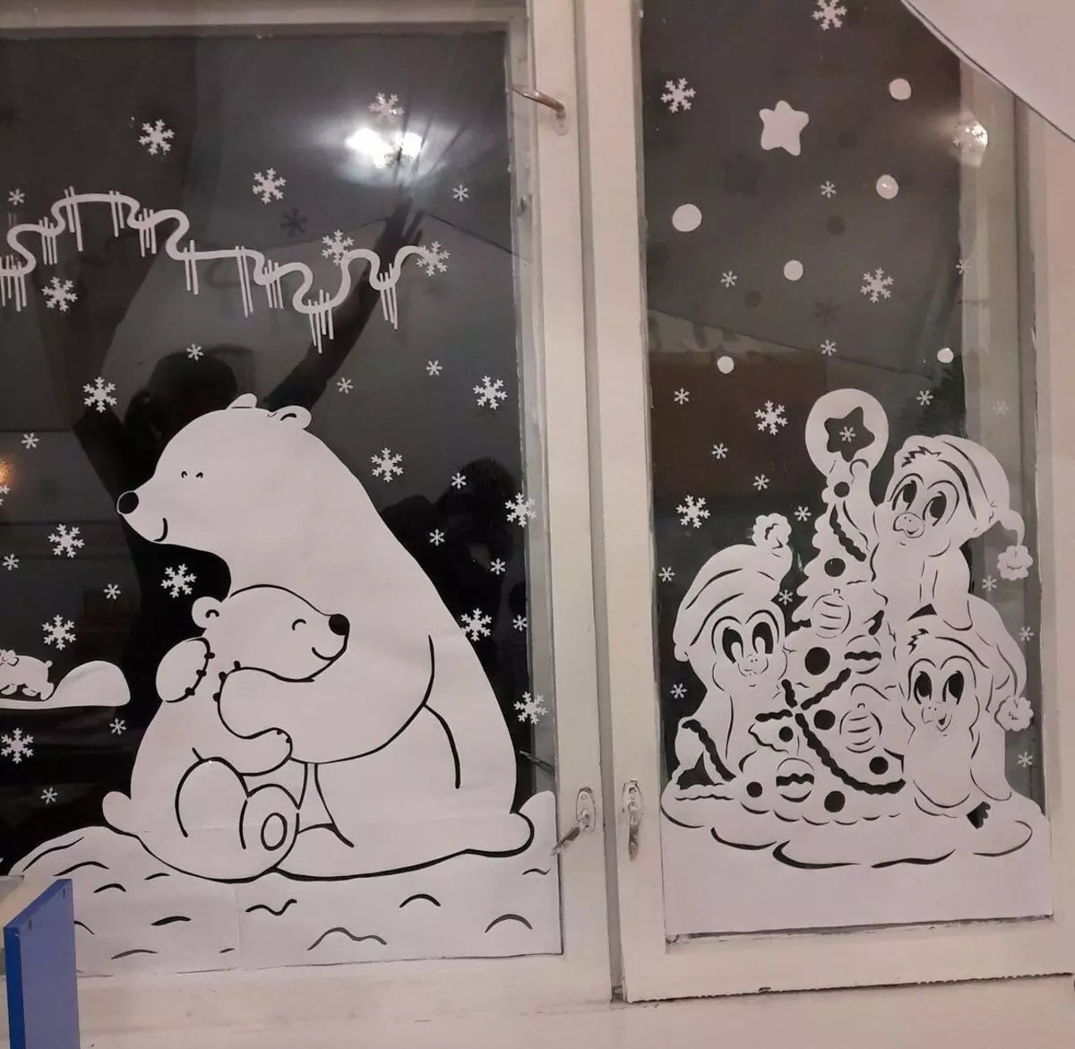 Kuidas kaunistada aknad uue aasta jaoks? Me kaunistame uue aasta joonistused guašš ja teiste kaunistamise, kirjutades maali ja mustrid tõmmatud hambapasta 18063_65