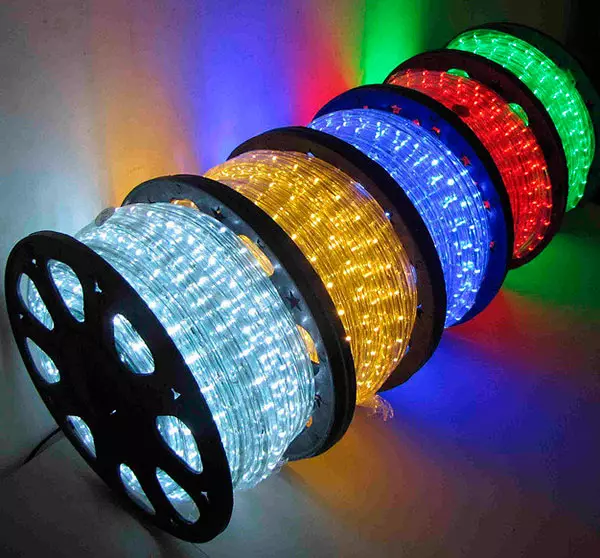 Chiffres LED du Nouvel An: acrylique rougeoyante et autres chiffres volumétriques de la rue et de la maison, de beaux exemples 18066_8