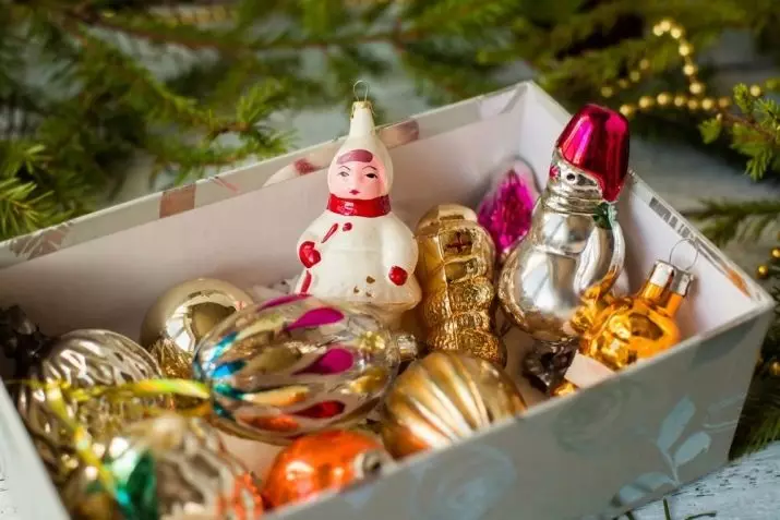 Wann soll der Weihnachtsbaum reinigt? Zu welchem ​​Datum müssen Sie es nach dem neuen Jahr entfernen? Wann kann ich den künstlichen Weihnachtsbaum zerlegen? 18092_6