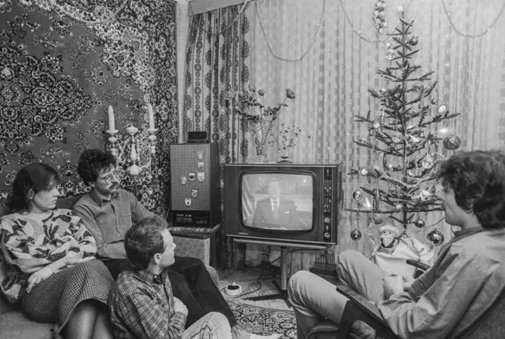 New Year in the USSR (17 photos): As noted and when did the new year be celebrated? How many rested on New Year holidays in Soviet times and how was it in the Soviet Union? 18096_17