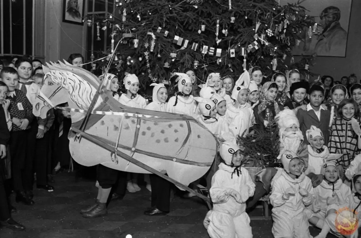 New Year in the USSR (17 photos): As noted and when did the new year be celebrated? How many rested on New Year holidays in Soviet times and how was it in the Soviet Union? 18096_4