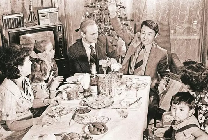 New Year in the USSR (17 photos): As noted and when did the new year be celebrated? How many rested on New Year holidays in Soviet times and how was it in the Soviet Union? 18096_7