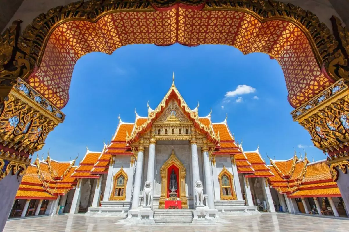 Thailändskt nytt år (33 bilder): Hur man firar Songkran i Thailand och varför fick han ett sådant namn? Vilket datum firar semestern? 18098_10
