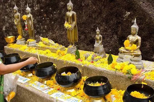Thai New Year (33 mga larawan): Paano ipagdiwang ang Songkran sa Taylandiya at bakit nakakuha siya ng ganitong pangalan? Anong petsa ipagdiwang ang holiday? 18098_13