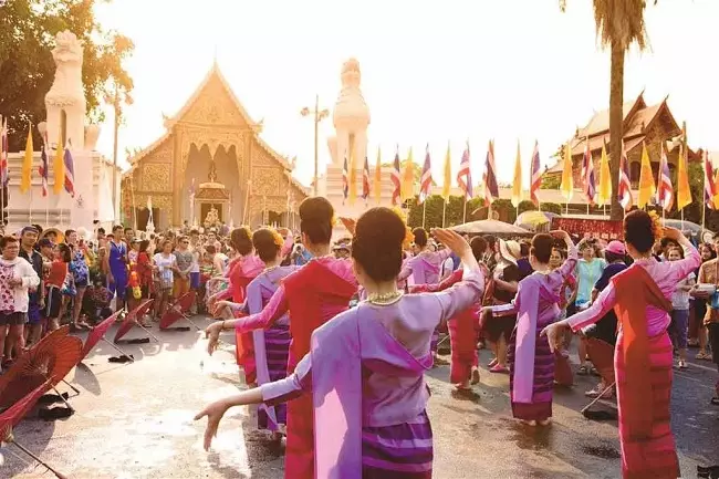 থাই নতুন বছর (33 টি ছবি): থাইল্যান্ডে Songkran উদযাপন কিভাবে এবং কেন তিনি একটি নাম পেয়েছিলাম? কি তারিখ ছুটির উদযাপন? 18098_15