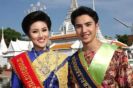 Thai Νέο Έτος (33 φωτογραφίες): Πώς να γιορτάσει το Songkran στην Ταϊλάνδη και γιατί πήρε ένα τέτοιο όνομα; Τι ημερομηνία γιορτάζουν τις διακοπές; 18098_17