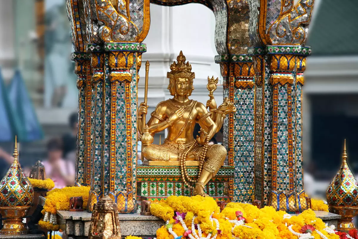 تھائی نیا سال (33 فوٹو): تھائی لینڈ میں Songkran کا جشن منایا اور اس نے اس طرح کا نام کیوں لیا؟ کیا تاریخ چھٹی کا جشن مناتے ہیں؟ 18098_18
